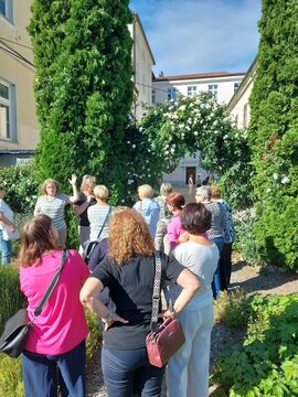 Sprehod med vrtnicami